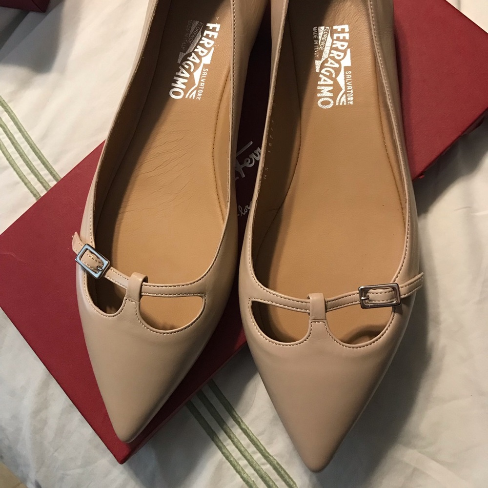 Salvatore Ferragamo Beige Patty Flats 10M NEW